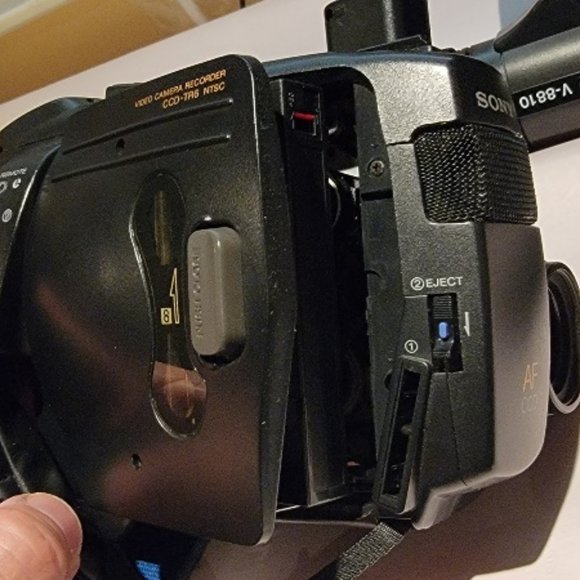 Sony CCD TR6 Handycam Camcorder - Picture 9 of 11